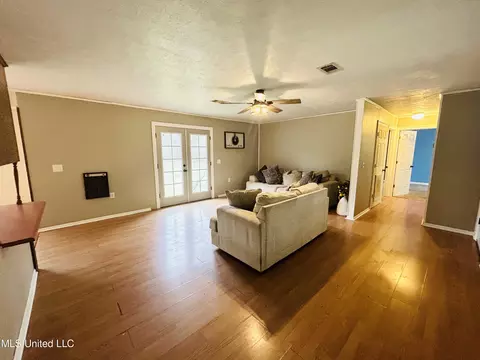 Living - 116 Gus Phillips Rd, Mendenhall, MS 39114 photo 1 of 2