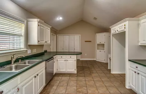 Kitchen - 426 Hemlock Dr, Flowood, MS 39232 photo 6 of 7