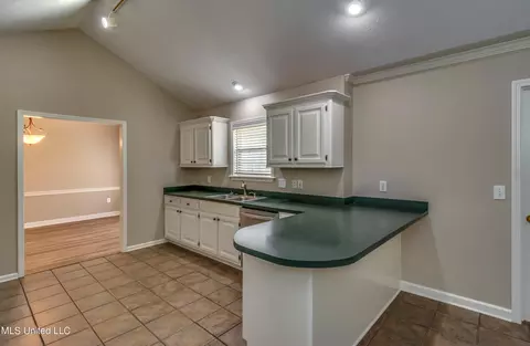 Kitchen - 426 Hemlock Dr, Flowood, MS 39232 photo 5 of 7