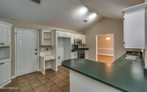 Kitchen - 426 Hemlock Dr, Flowood, MS 39232 photo 4 of 7