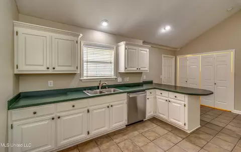 Kitchen - 426 Hemlock Dr, Flowood, MS 39232 photo 3 of 7