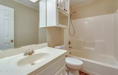 Bath - 426 Hemlock Dr, Flowood, MS 39232 photo 5 of 5