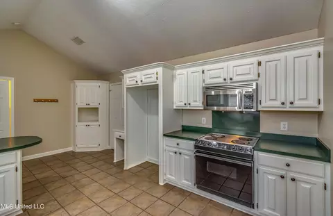 Kitchen - 426 Hemlock Dr, Flowood, MS 39232 photo 2 of 7
