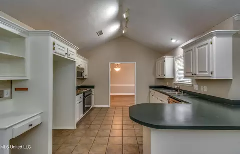 Kitchen - 426 Hemlock Dr, Flowood, MS 39232 photo 7 of 7