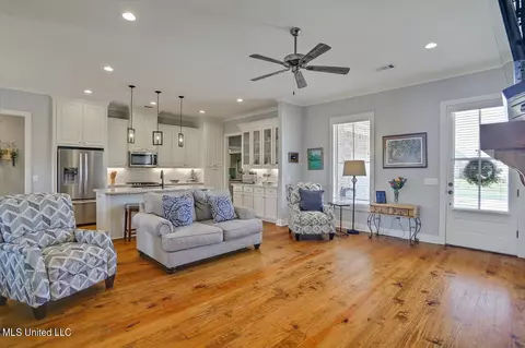 Living - 739 Glenwild Dr, Canton, MS 39046 photo 3 of 4