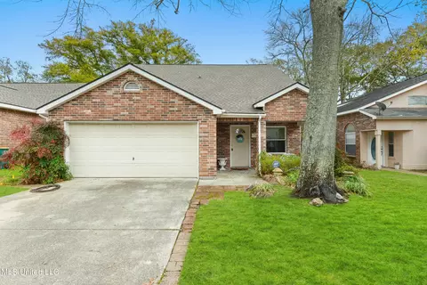 11040 Oakcrest Dr, D'iberville, MS 39540
