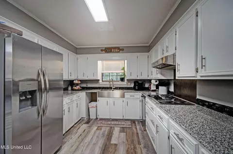 Kitchen - 258 Walker Cir, Florence, MS 39073 photo 3 of 5