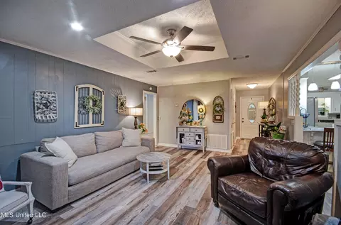 Living - 258 Walker Cir, Florence, MS 39073 photo 2 of 7