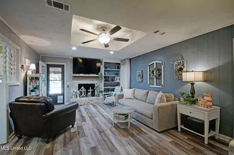 Living - 258 Walker Cir, Florence, MS 39073 photo 3 of 7