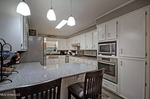 Kitchen - 258 Walker Cir, Florence, MS 39073 photo 2 of 5