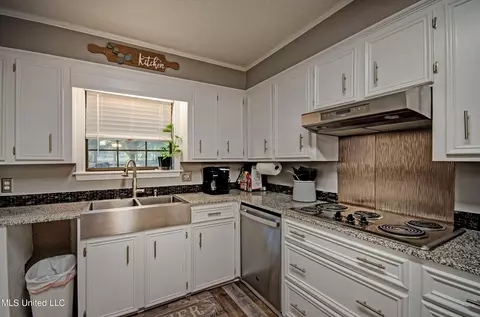 Kitchen - 258 Walker Cir, Florence, MS 39073 photo 5 of 5