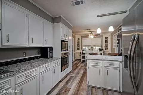 Kitchen - 258 Walker Cir, Florence, MS 39073 photo 4 of 5