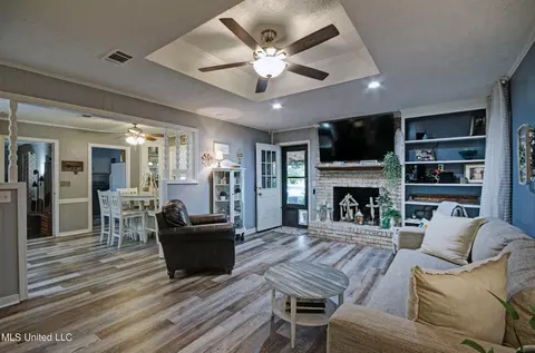 Living - 258 Walker Cir, Florence, MS 39073 photo 1 of 7