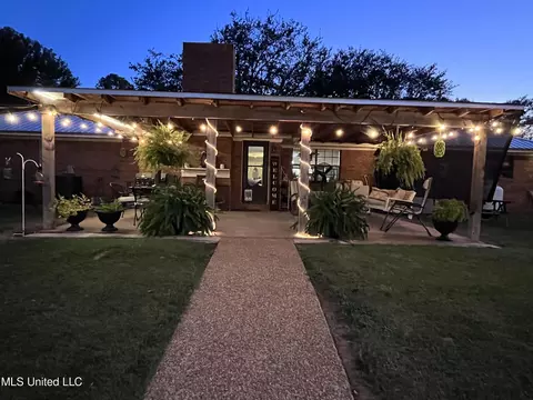 Exterior - 258 Walker Cir, Florence, MS 39073 photo 2 of 17