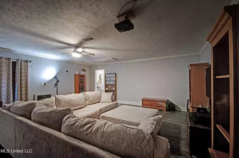 Living - 258 Walker Cir, Florence, MS 39073 photo 5 of 7