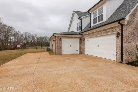 Exterior - 1453 Ashtons Ln, Hernando, MS 38632 photo 4 of 11