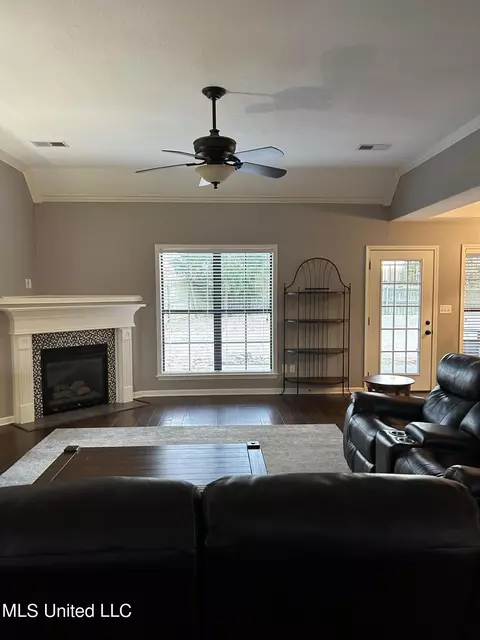 Living - 35 Shady Lane Cv, Hernando, MS 38632 photo 2 of 4