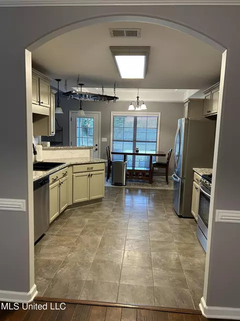 Kitchen - 35 Shady Lane Cv, Hernando, MS 38632 photo 8 of 8