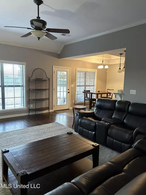 Living - 35 Shady Lane Cv, Hernando, MS 38632 photo 4 of 4