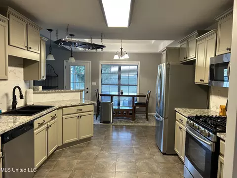Kitchen - 35 Shady Lane Cv, Hernando, MS 38632 photo 1 of 8