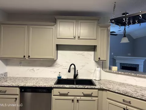 Kitchen - 35 Shady Lane Cv, Hernando, MS 38632 photo 2 of 8