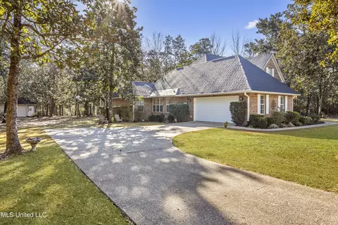 1601 Magnolia Bluff Dr, Gautier, MS 39553