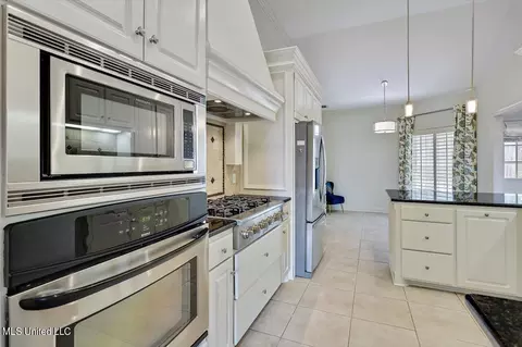 Kitchen - 266 Lighthouse Ln, Brandon, MS 39047 photo 4 of 6