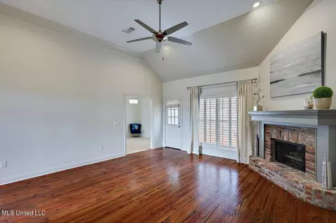 Living - 266 Lighthouse Ln, Brandon, MS 39047 photo 2 of 3