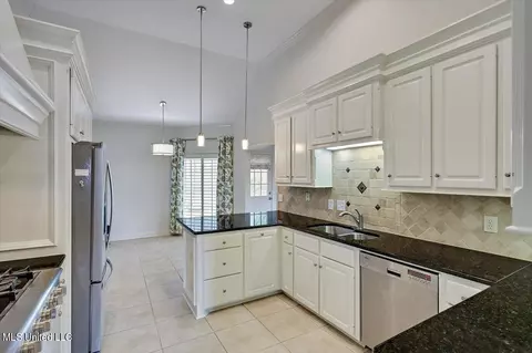 Kitchen - 266 Lighthouse Ln, Brandon, MS 39047 photo 3 of 6
