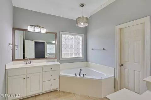 Bath - 266 Lighthouse Ln, Brandon, MS 39047 photo 1 of 6
