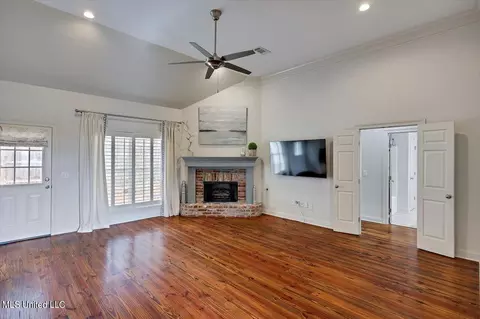 Living - 266 Lighthouse Ln, Brandon, MS 39047 photo 1 of 3