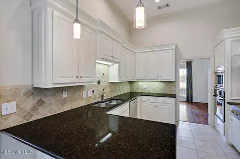 Kitchen - 266 Lighthouse Ln, Brandon, MS 39047 photo 2 of 6