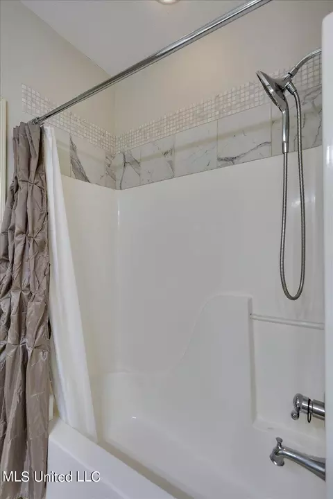 Bath - 266 Lighthouse Ln, Brandon, MS 39047 photo 6 of 6