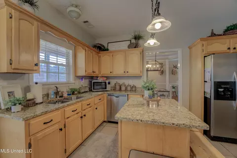 Kitchen - 2265 Jaybird Rd, Hernando, MS 38632 photo 2 of 4
