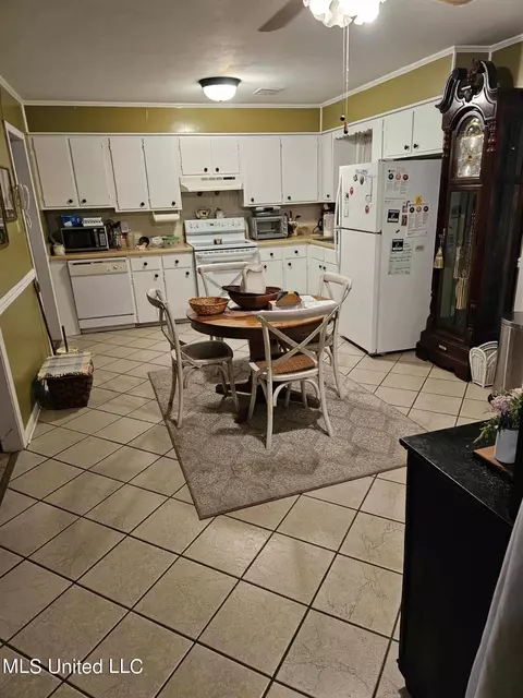 Kitchen - 219 Edwin Cir, Sardis, MS 38666 photo 1 of 1
