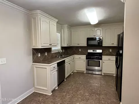 Kitchen - 533 Roxbury Pl, Florence, MS 39073 photo 2 of 4