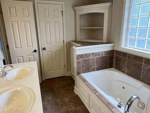 Bath - 533 Roxbury Pl, Florence, MS 39073 photo 3 of 4