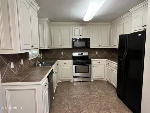 Kitchen - 533 Roxbury Pl, Florence, MS 39073 photo 3 of 4