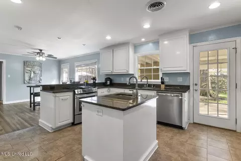 Kitchen - 957 Meadow Heights Dr, Jackson, MS 39206 photo 3 of 5