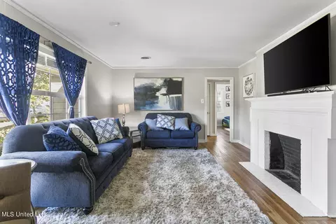 Living - 957 Meadow Heights Dr, Jackson, MS 39206 photo 1 of 2