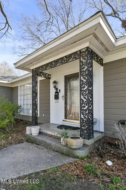 Exterior - 957 Meadow Heights Dr, Jackson, MS 39206 photo 3 of 10
