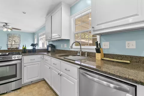 Kitchen - 957 Meadow Heights Dr, Jackson, MS 39206 photo 4 of 5