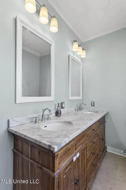 Bath - 957 Meadow Heights Dr, Jackson, MS 39206 photo 1 of 4