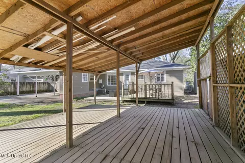 Exterior - 957 Meadow Heights Dr, Jackson, MS 39206 photo 9 of 10