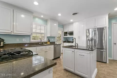 Kitchen - 957 Meadow Heights Dr, Jackson, MS 39206 photo 1 of 5