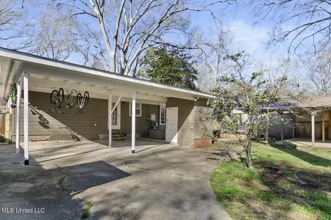 Exterior - 957 Meadow Heights Dr, Jackson, MS 39206 photo 8 of 10
