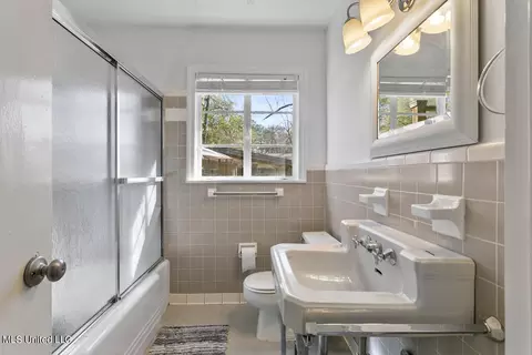 Bath - 957 Meadow Heights Dr, Jackson, MS 39206 photo 4 of 4