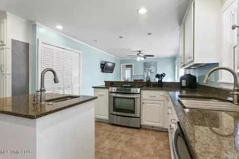 Kitchen - 957 Meadow Heights Dr, Jackson, MS 39206 photo 2 of 5