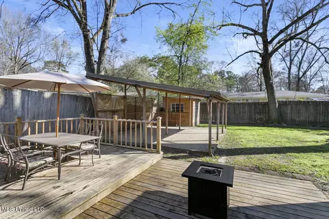 Exterior - 957 Meadow Heights Dr, Jackson, MS 39206 photo 4 of 10