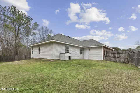 Exterior - 2095 Fox Hill Ln, Byram, MS 39272 photo 4 of 6
